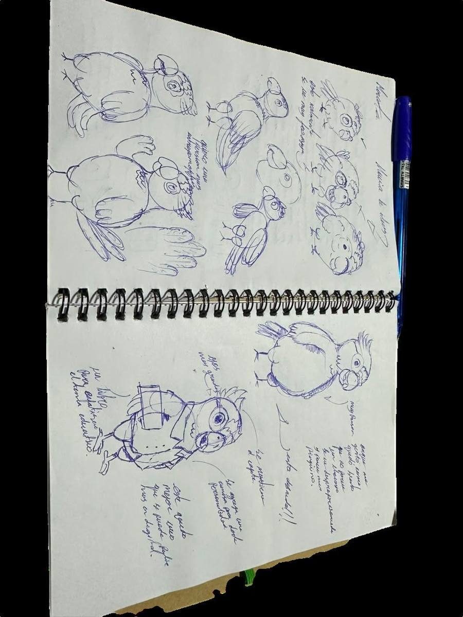 Cuaderno con bocetos a mano de la mascota Piko.